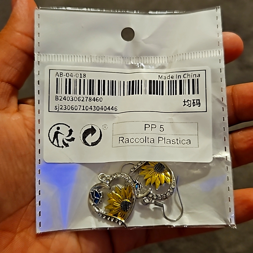 Earrings‎
